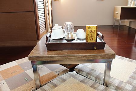 窓のある畳部屋には台湾茶セット！