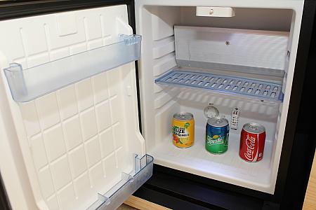 冷蔵庫の中のドリンクは無料です！
