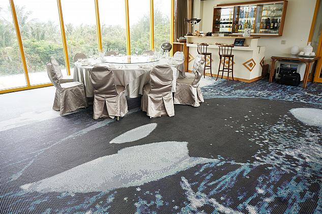 2階のレストランの床にも注目！　タイルでクジラを描き出しています