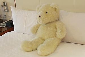 色んなところにいるぬいぐるみがかわゆし！ベッドの上にちょこんと置かれている熊は各部屋異なります