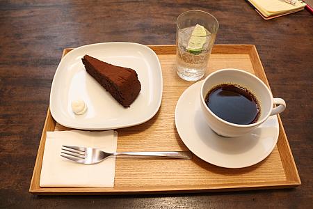 紅茶バージョンとコーヒーバージョン。ケーキのサイズがちょうどよく、脳の疲れをとってくれます。