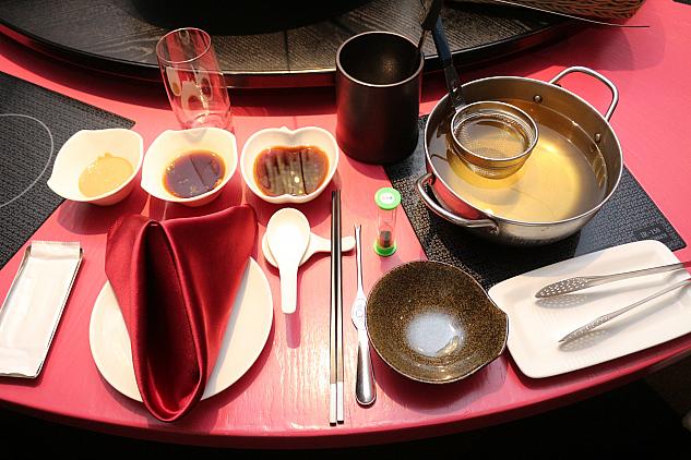 一人分の鍋セット、左上のタレは左から胡麻ダレ、ポン酢、広東ダレ