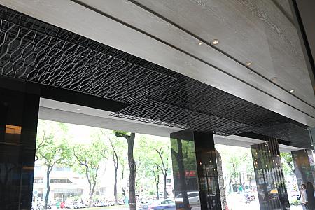 廃材とは思えないアート作品として生まれ変わった、ホテル入口の壁と天井の鉄格子！