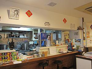店内は昭和の喫茶店っぽい雰囲気。あちこちに台湾のポスターが貼ってあるのが楽しい！