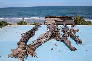 屋根の上の漂流木アート