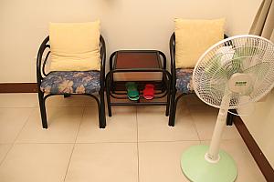 テーブル椅子、扇風機、室内スリッパ