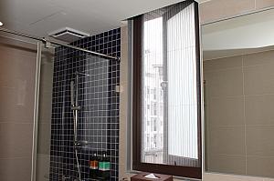 浴室の窓に網戸がついているので、窓が開閉できます！湿気がこもりがちな台湾の浴室、これかなり必要！