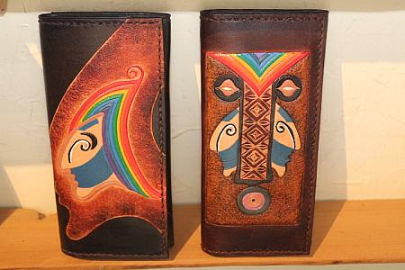 タロコ族の男性が好む彩虹橋柄の財布です