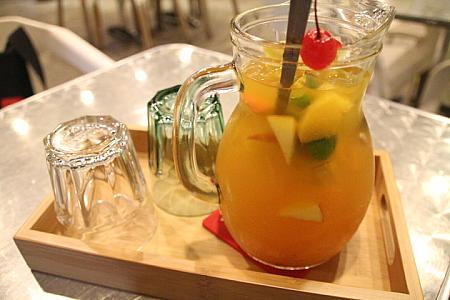 夏威夷水果茶　1ポット150元　台湾南部は、フルーツの宝庫。新鮮であれば何でも美味しいのです
