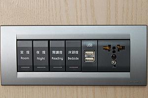 どのボタンがどのライトが書いていますよ～！ベッド脇にコンセントがあるのも便利！USB口があるタイプのものもあります