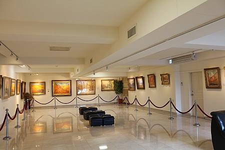 ペアで展示されている絵画は大部分が左に許玉燕夫人の、右に楊三郎氏の作品