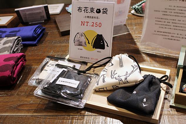 梅花鹿と台湾黒熊の巾着250元。手作りキット120元も販売中