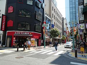 ロッテリアの角を右に曲がり、セントラルホテル東京の角を左に曲がると、すぐに一芳の看板が！