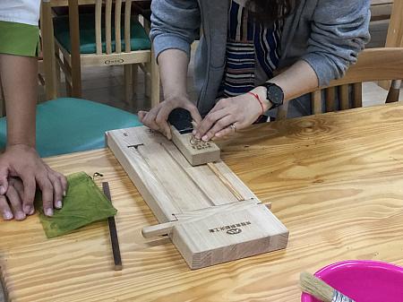ヒノキの木材を型にはめ、平らになるまで削っていくのですが、慣れると楽しいんです。