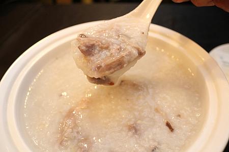 北京ダッグの肉をおかゆに入れた「鴨粥」も選べます。こちらのお粥はお米がペースト状になった香港スタイル。シンプルな味付けで油っこい料理が続いた時、胃を休めたい時にはぴったり