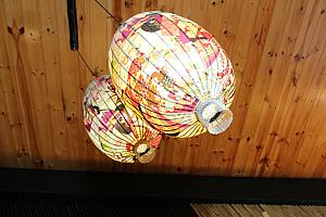 和の雰囲気にも通じる竹。天井には南投県竹山の工芸品でもある竹で作ったランプが輝きます。