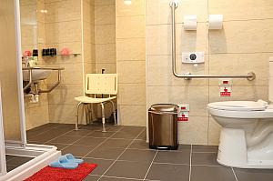 障害者用のトイレとシャワールームも完備されています。