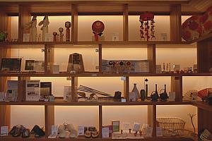 山形県の工芸品や物産品、そして吉田美栄子県知事直筆の作品も展示されています