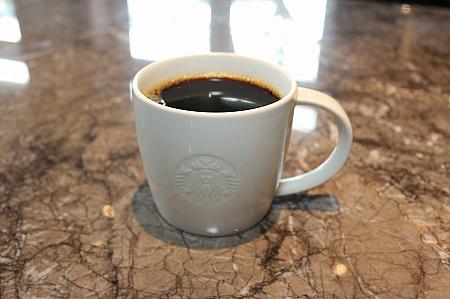目の前で丁寧に淹れられるコーヒーは特別感あり！