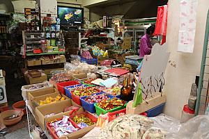 集落の中心部にある個人商店は、自由な陳列で生鮮食料品がずらり