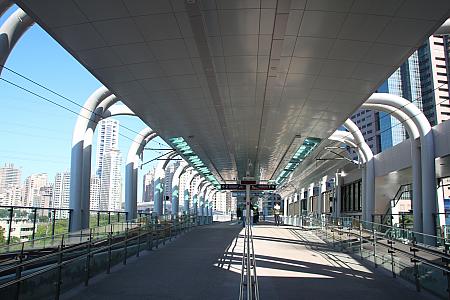 開放的な紅樹林駅のホーム　頭端式1面2線の駅です