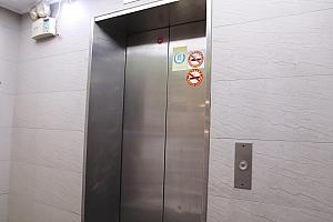 エレベーターに乗って……