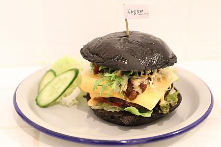 【951】芳禾食在酷のイカスミハンバーガー焦糖洋蔥牛肉酷寶堡120元