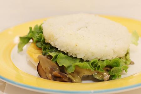 【012】稲舎のライスバーガー菠菜雙菇米漢堡100元
