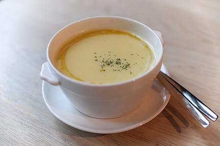 素材が生きた優しい味のコーンスープは単品でもオーダー可。その場合は130元