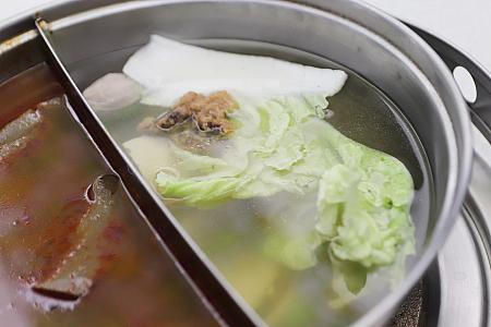 豚骨スープには豆腐、白菜、排骨、貢丸入り(それぞれ初回のみ、おかわりは有料)