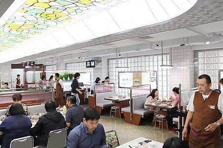 台湾の80年代のレストランホールをイメージした設計
