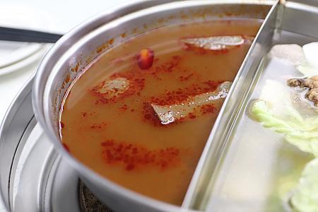 麻辣スープには鴨血と豆腐が入っています