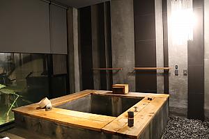 小さな石が敷き詰められていて、日本庭園のような浴室