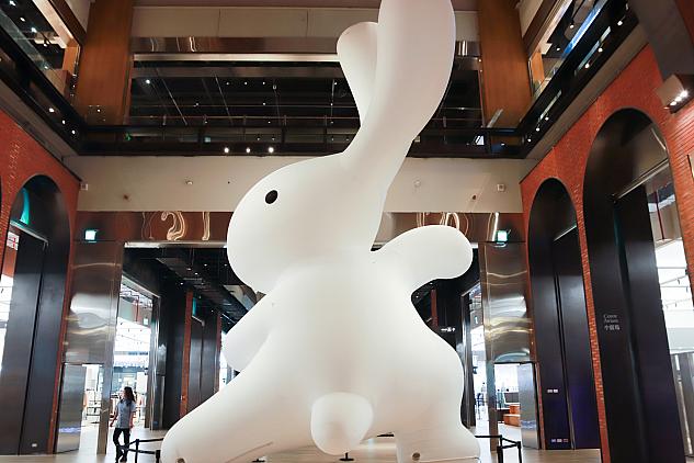 10mの巨大ウサギ「太極尼尼」はアーティスト黃本蕊氏の作品