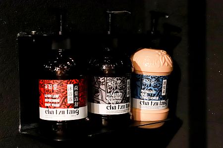 シャワーブースには台湾ブランド「茶籽堂」のシャンプー・コンディショナー・ボディーソープ
