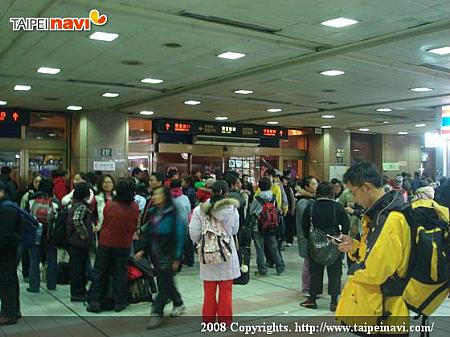 台北駅鉄道構内も、いつもの3倍は人が！各地から駆けつけているようです。