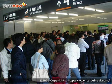■ 1/2の14時ごろの台北駅内はこんな感じ、見た感じ、待ち時間1時間、というところ。