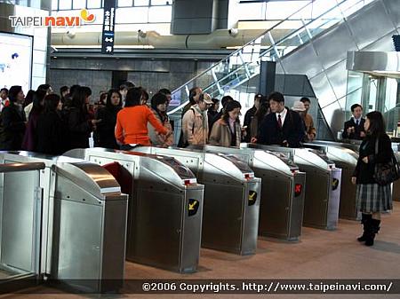 ■ 到着した台中・烏日駅は、敷地面積が最大の駅なんだそうです。