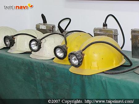 台陽公司の展示室の中には、
鉱夫たちのヘルメットなどが並ぶ