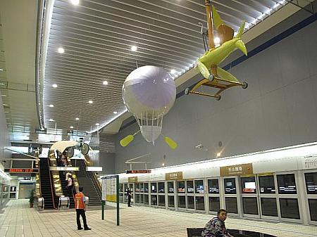 松山空港駅のホームには、「空飛ぶ自転車」などのアート作品が天井に浮かんでいます。