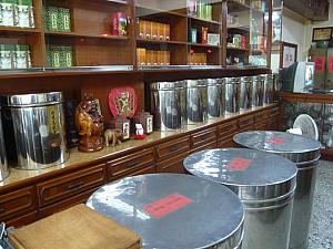 蔡さんも昔は茶問屋だったので、店内には大きな茶缶が。売りはウーロン茶。お茶公園は店のまん前にあります