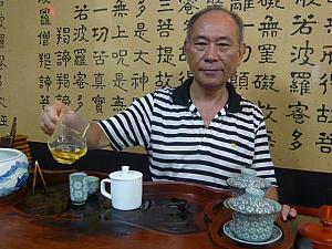 迪化街の茶歴史を語りながら、おいしいお茶を入れてくれる「徳興茶業」のオーナー蔡さん