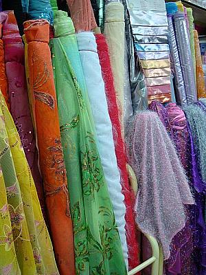 布市場はその色も素材も様々
