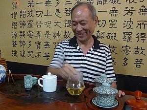 迪化街の茶歴史を語りながら、おいしいお茶を入れてくれる「徳興茶業」のオーナー蔡さん