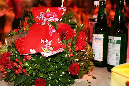 テーブルにはおめでたいことを表す赤い花と赤いチャイナ柄のリボン