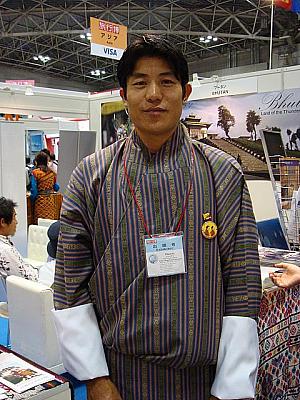 今年は問い合わせの人たちも多いと評判のブータンです！民俗衣装の男性は日本語の観光ガイドさんでした