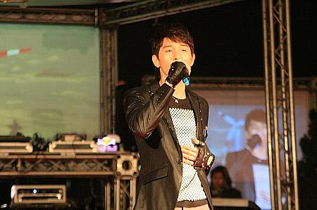 台湾での歌の勝ち抜き番組「星光大道」で歌を歌っている彼が熱唱。そして気長に待つ人々、あと数分です！