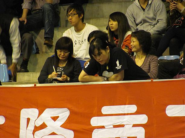 HBLの名物HC(注：ヘッドコーチの略です）の1人,新榮高中の田本玉HC（右から2人目の黒のTシャツ姿の女性です）。1年前の騒動で資格停止処分中のため、スタンドからの観戦です。