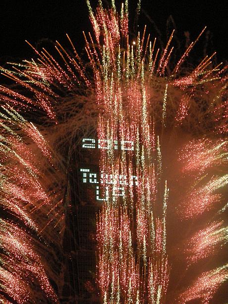 ナビより：花火の一瞬の動きをうまく捉えた作品です。色彩と不思議な流れが、101階のビルから放たれる花火の特徴をうまく表現しています。素描のような美しさもあります。