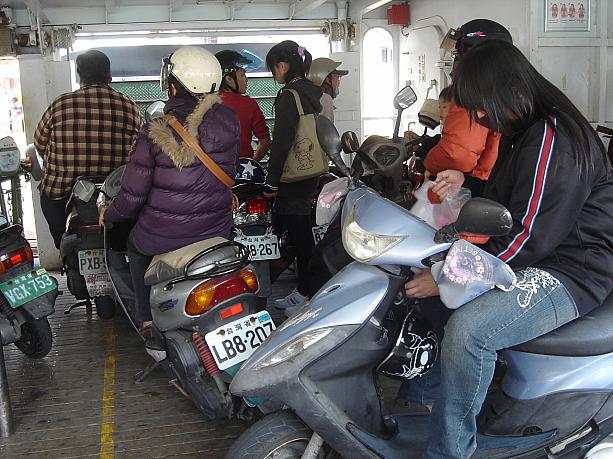高雄から旗津に渡る船はバイクのまま乗船できるんです。